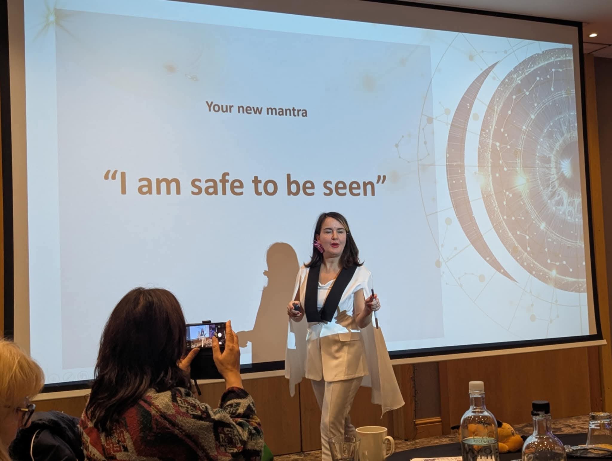 Julia Schmitz presenting live at conference: I am safe to be seen